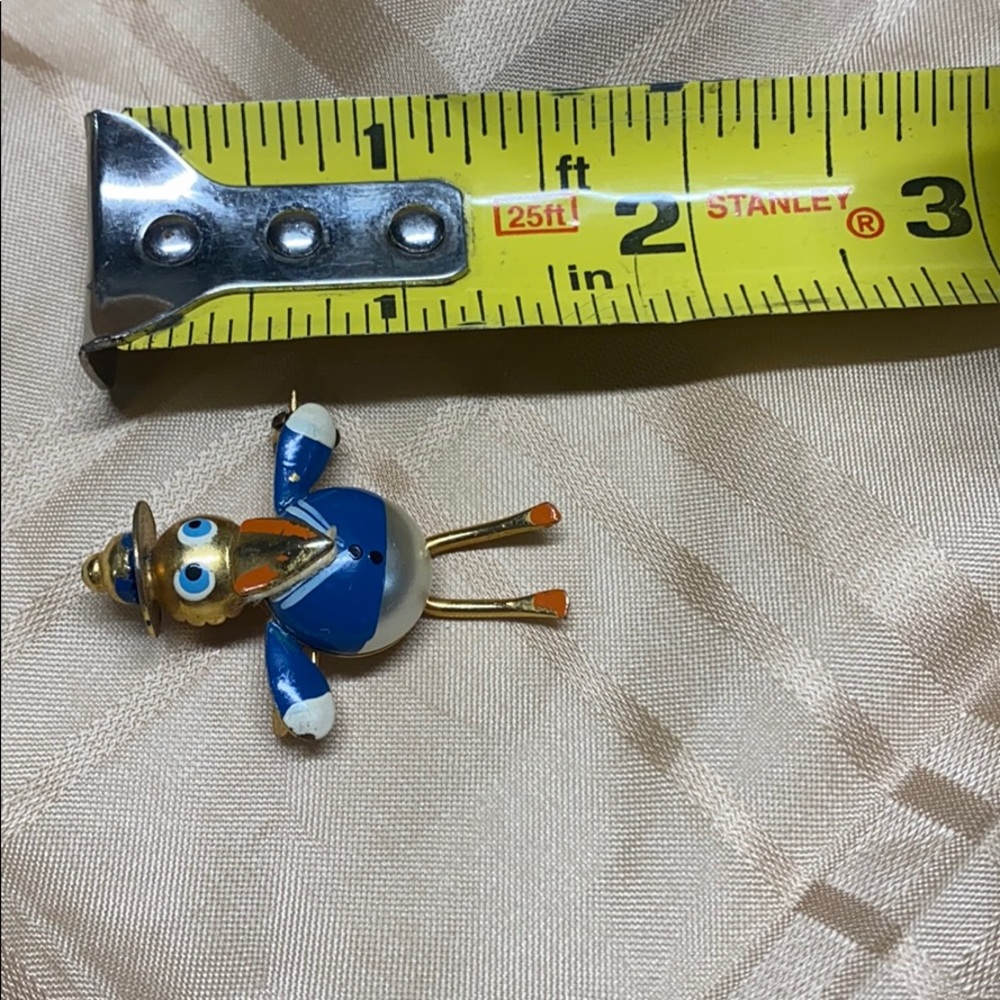 Vintage Gold tone with painted finish Donald Duck pin made in Spain - Picture 3 of 4